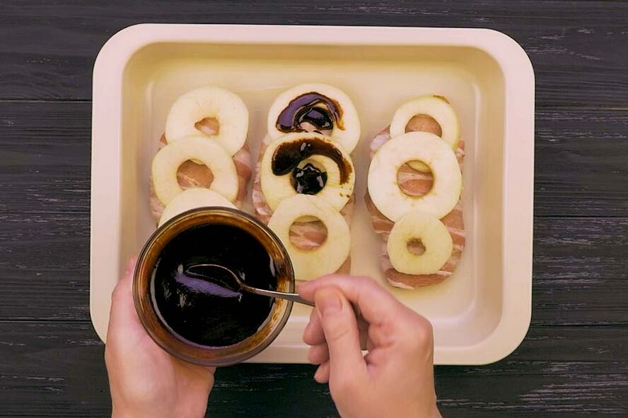 Рецепт куриных стейков с яблоками