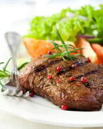 Маринованные в красном вине и розмарине говяжьи стейки