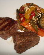 Мини стейки на гриле с овощами