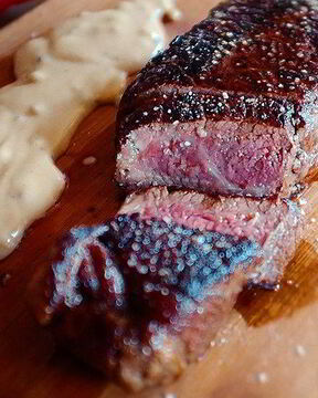 Нью-Йорк-стейк с перечным соусом