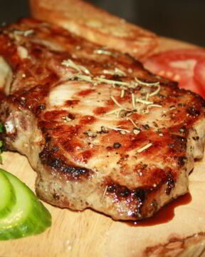 Сочный свиной стейк