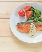 Стейк из семги с майонезным соусом чили