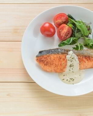 Стейк из семги с майонезным соусом чили