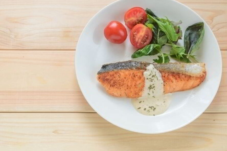 Рецепт стейка из семги с майонезным соусом чили