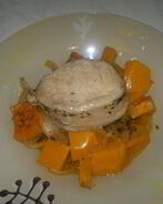 Стейк из свиной корейки с карманом начиненный оливками и чесноком и тушеная тыква с луком