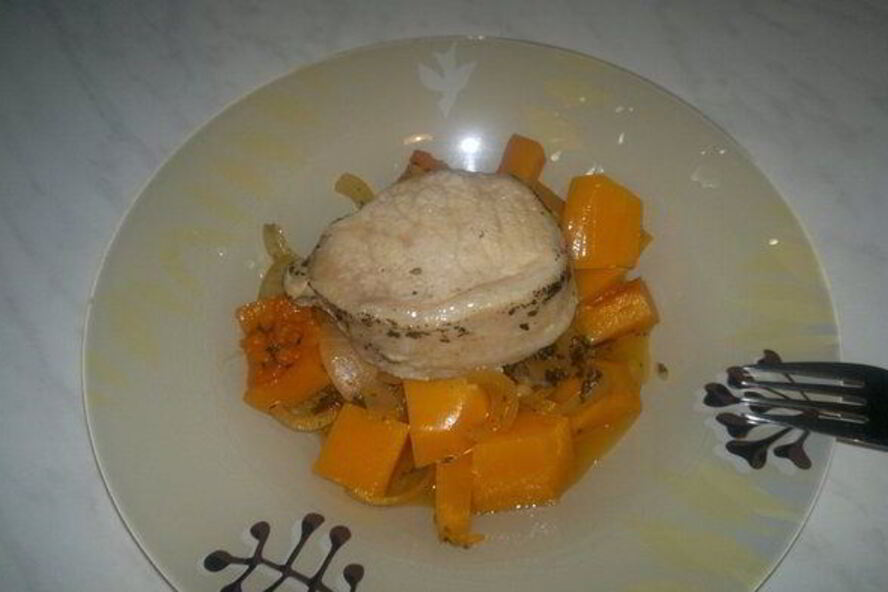 Рецепт стейка из свиной корейки с карманом начиненный оливками и чесноком и тушеная тыква с луком