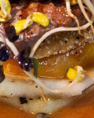 Стейк на гриле с дыней, тыквой и ростками сои