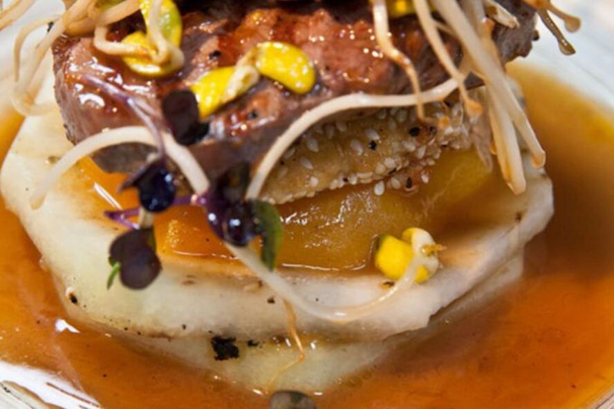 Рецепт стейка на гриле с дыней, тыквой и ростками сои