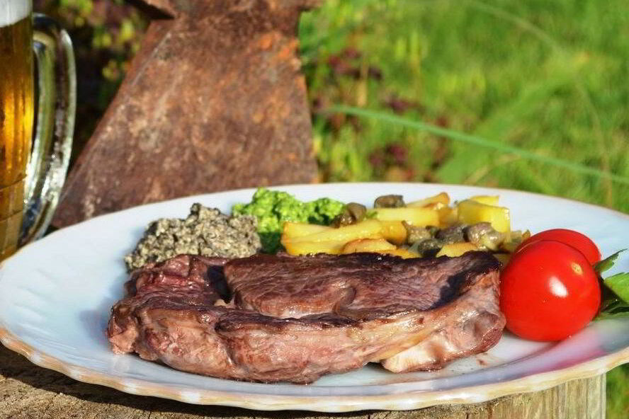 Рецепт стейка с базиликом и оливковым тапенадом