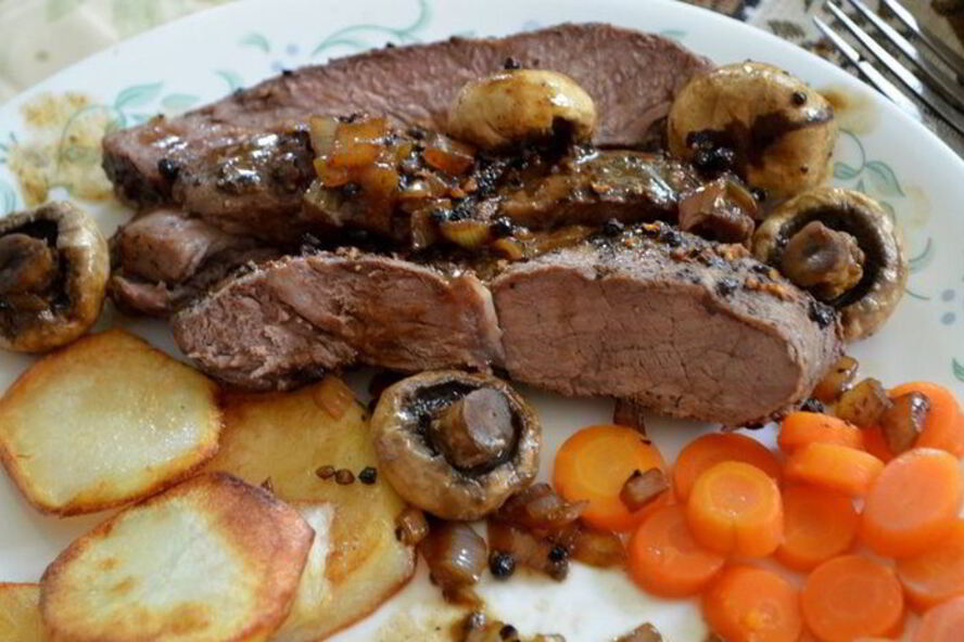Рецепт стейка с черным перцем, коньяком и грибами