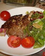 Стейк с салатом микс