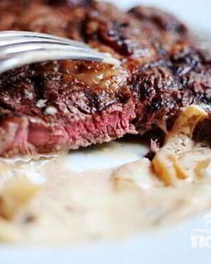 Стейк в сырном соусе