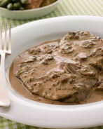 Стейки из говядины под грибным соусом с голубым сыром