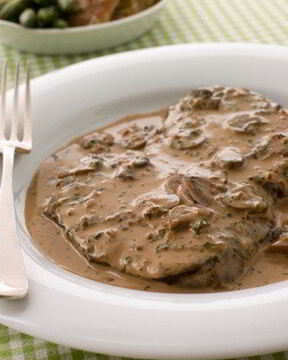 Стейки из говядины под грибным соусом с голубым сыром