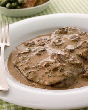 Стейки из говядины под грибным соусом с голубым сыром