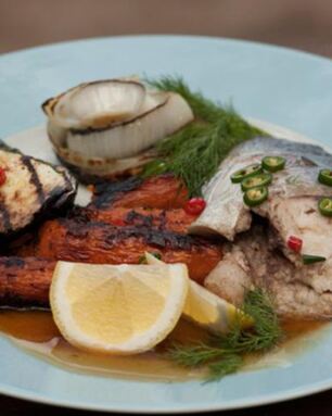 Стейки из толстолобика с печеной морковью и овощами гриль