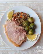 Свиные стейки с грибами и брюссельской капустой