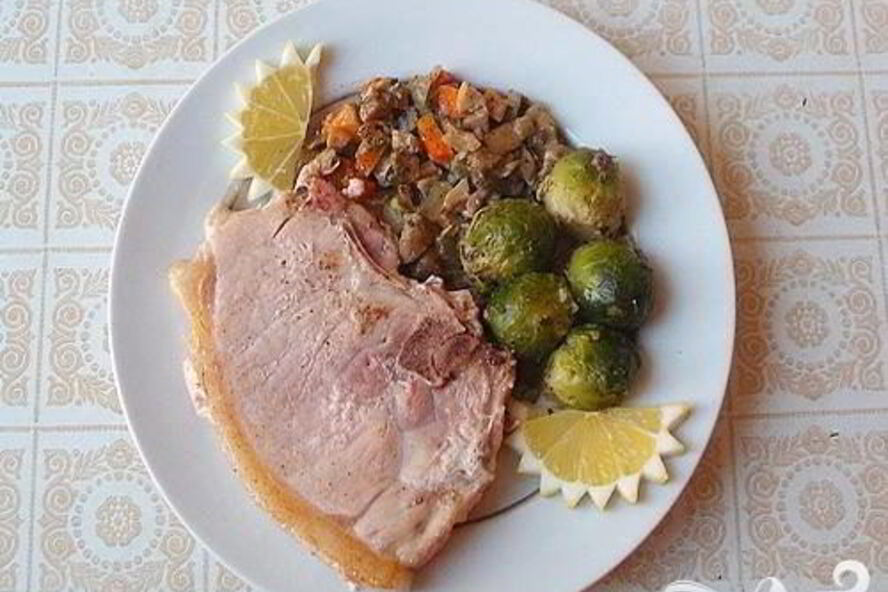 Рецепт свиных стейков с грибами и брюссельской капустой