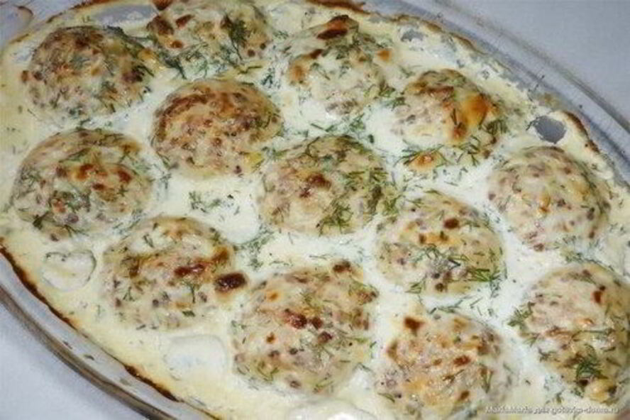 Рецепт легких тефтелей с начинкой в сливочном соусе