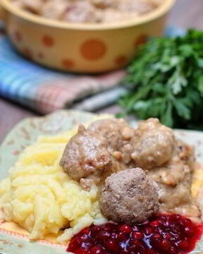 Шведские тефтели с соусом Брюн Сос