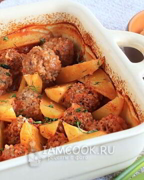 Тефтели с картошкой в соусе в духовке