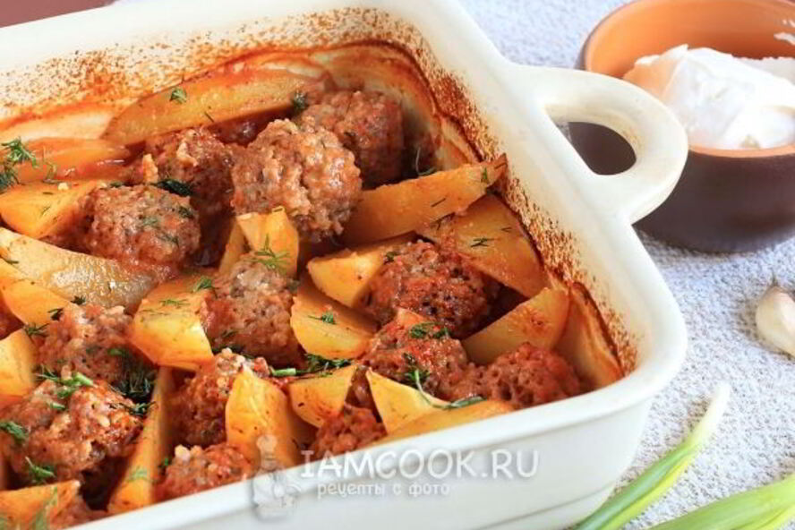 Рецепт тефтелей с картошкой в соусе в духовке