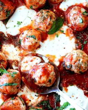 Тефтели с моцареллой в томатном соусе