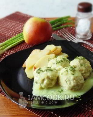 Тефтели с яблоками в сметанном соусе