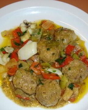 Тефтели, тушенные с овощами