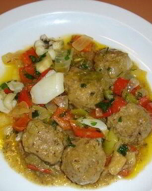 Тефтели, тушенные с овощами