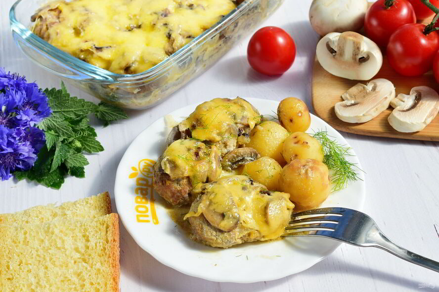 Рецепт тефтелей в грибном соусе под сыром