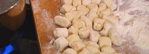 ленивые вареники с клубникой и базиликом. Шаг 6