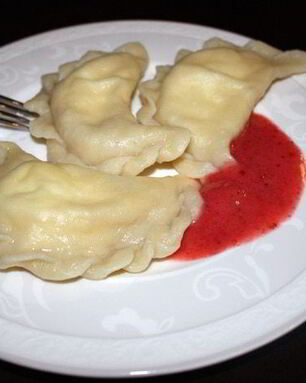 Вареники с творогом и клубникой