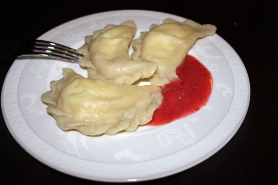 Рецепт вареников с творогом и клубникой