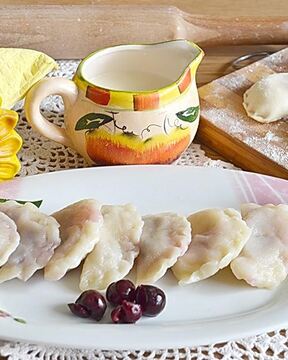 Вареники с творогом и вишней