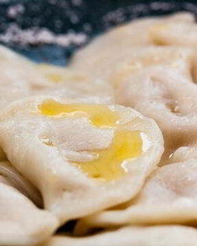 Вареники с яблоком и корицей