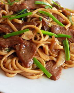 Яичная лапша со свининой и овощами