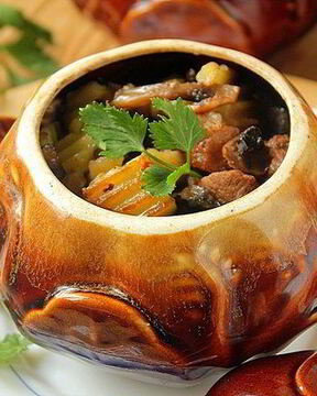 Ароматное жаркое из свинины в горшочке