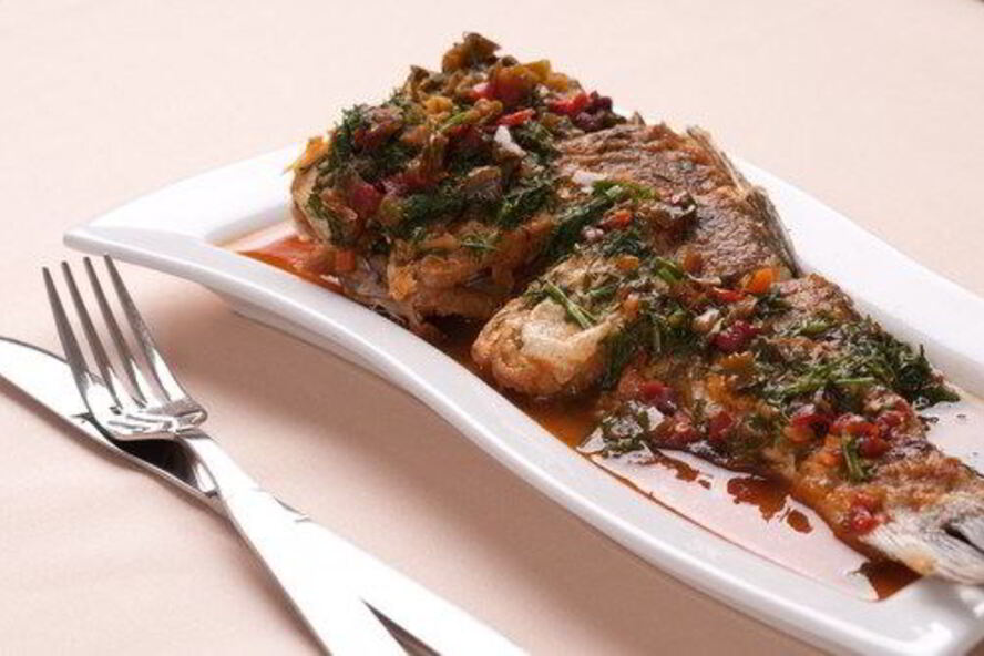 Рецепт рыбного жаркого с овощами, анчоусами и томатным соусом