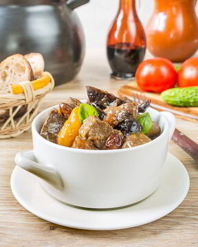 Жаркое из говядины с сухофруктами и миндалем