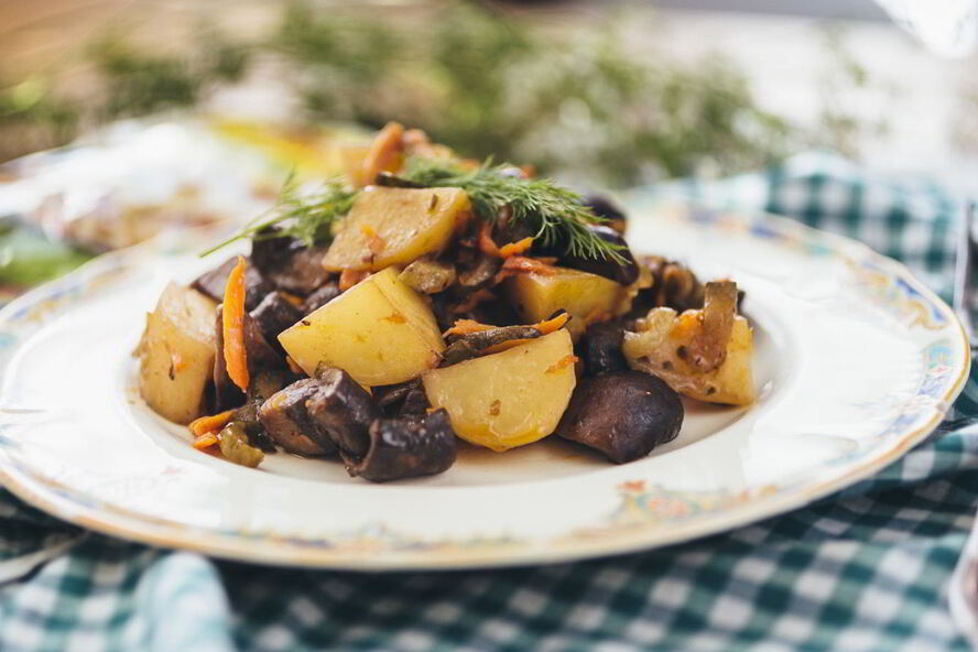 Рецепт жаркого с картошкой, грибами и маринованными огурчиками