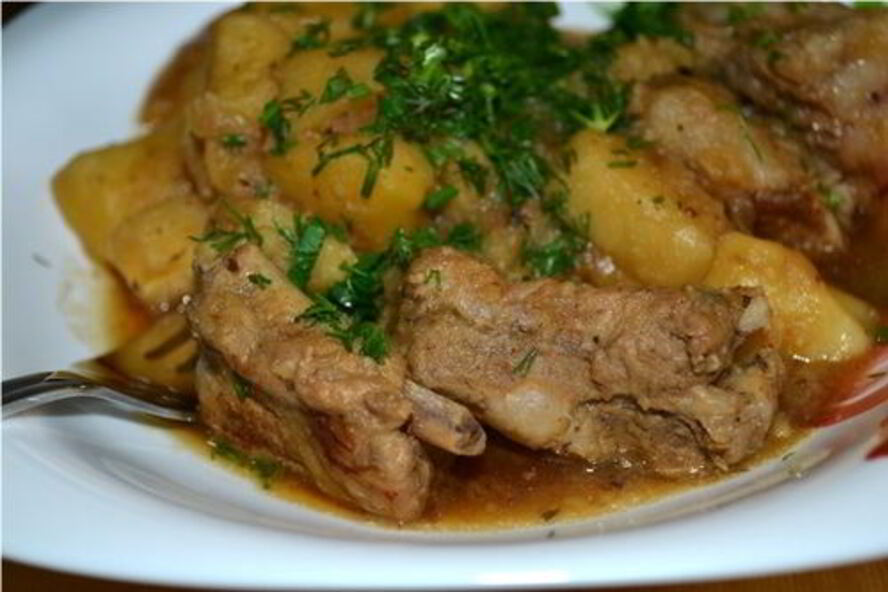 Рецепт жаркого с копчеными ребрышками и грибами в мультиварке