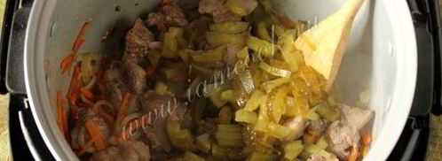 жаркое с солеными огурцами в мультиварке. Шаг 5