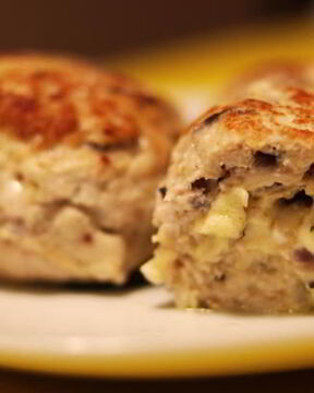 Мясные зразы с сыром и яйцом