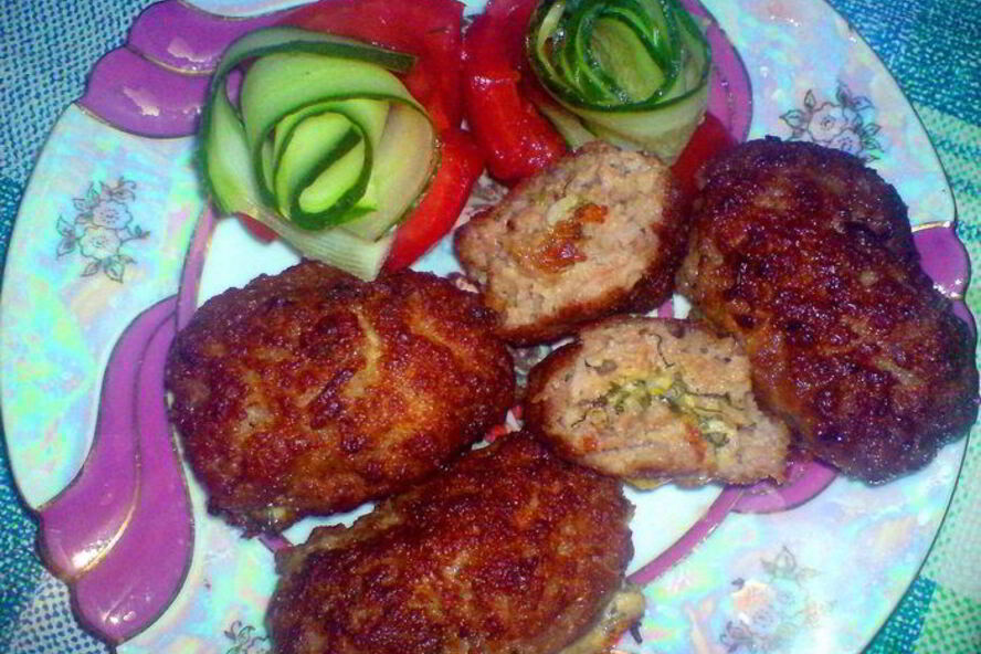 Рецепт мясных зраз с зеленью, чесноком и сыром