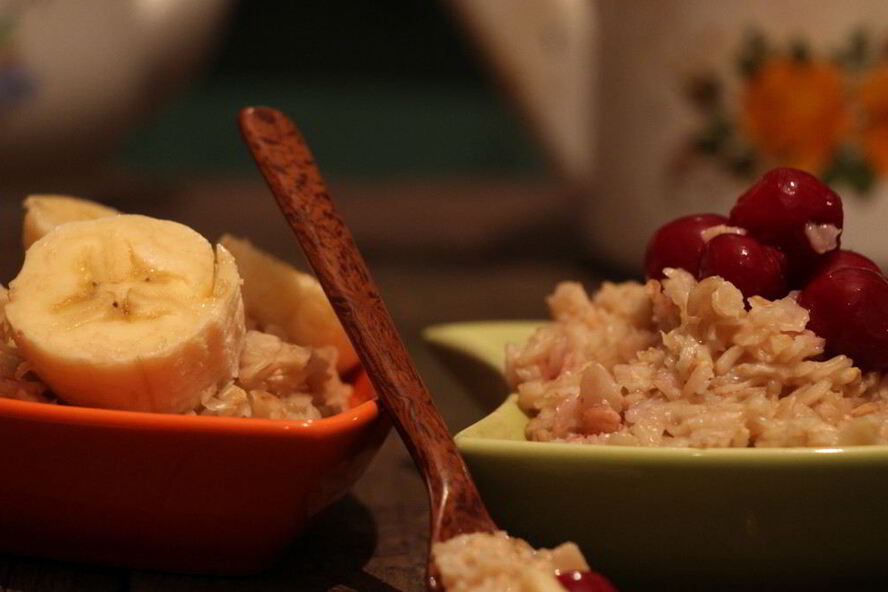 Рецепт геркулесовой каши с бананом и вишней