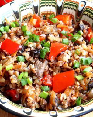 Гречка с грибами и овощами в духовке