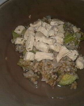 Гречка с кабачком, луком и грудкой индейки