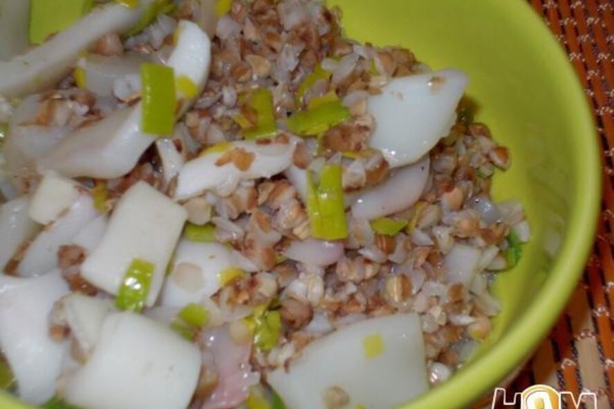 Рецепт гречки с кальмарами и луком-пореем в горшочке