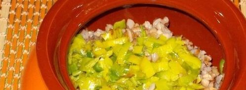 гречка с кальмарами и луком-пореем в горшочке. Шаг 7